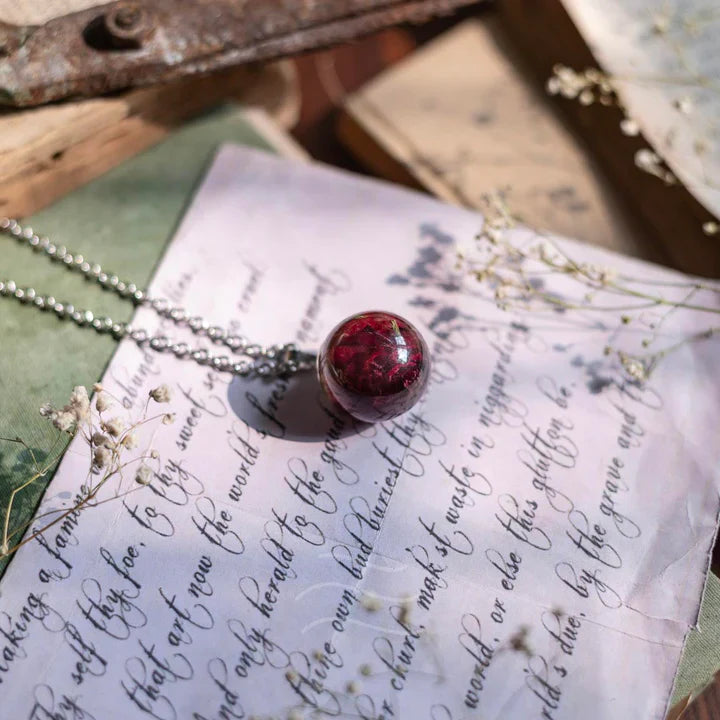 Floral resin Sonnets of Love - Roselet Necklace